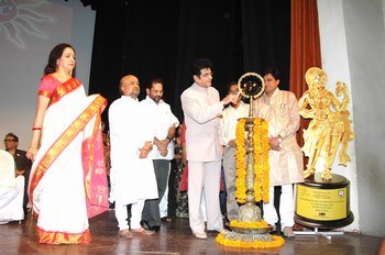 1a Jitendra lighting the lamp being watched by Hema Malini, Sameer, Mukhtar Abbas Naqvi, Chairman De