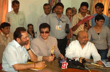 2 (L) Mukhtar  Abbas Naqvi, Jitendra & Sameer surrounded by media