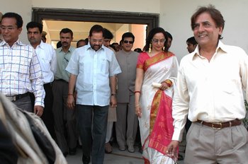 3 [L to R] Mukhtar Abbas Naqvi, Jitendra, Hema Malini & Chairman Mr Devendra Khandelwal followed by