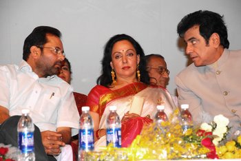 5 Mukhtar Abbas Naqvi & Jitendra engrossed in the talks while Hema Malini watches