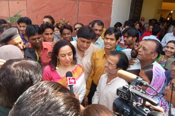 9 Hema Malini Interviewed by the Media