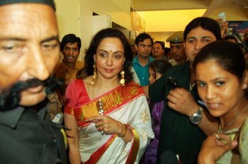 9 Hema Malini Surrounded by the crowd