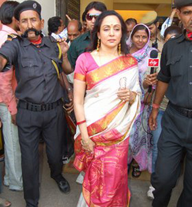 9 Crowd following Hema Malini